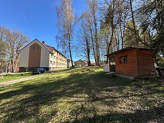 Bytový dům v klidné lokalitě obklopené zelení, poblíž cihlový přístavek. Vhodné pro ty, kteří hledají bydlení v přírodním prostředí.