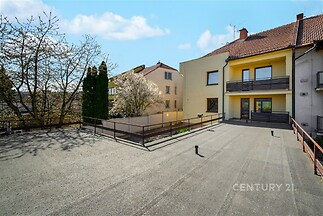 Prostorná terasa s výhledem, kvalitní betonová dlažba, dům po rekonstrukci, ideální pro relaxaci a venkovní posezení