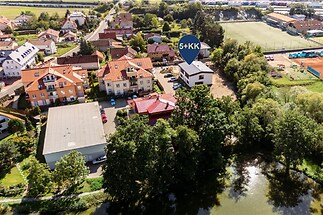 Pohled dron na dům_S_s vyznačením domu_raw