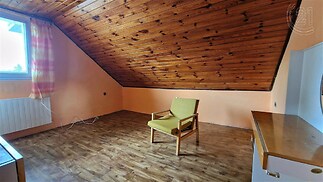 prázdná místnost s strop dřeva, klenutý strop, a dřevěná podlaha