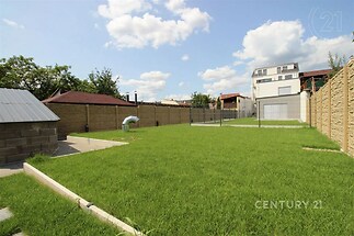 zahrada s plot a trávník