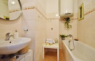 vana s stěna dlaždic, kachličková podlaha, dřez, ohřívač vody, a zrcadlo
