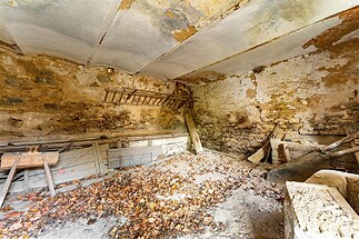 Prázdná garáž s kamennými zdmi a dřevěným stropem. Přírodní materiály, surový stav, možnost vlastní úpravy.