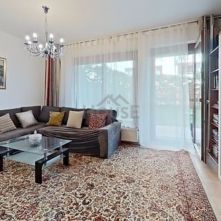 nj1KuUhi4na-Living_Room