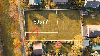 Pozemek o rozloze 805 m² v klidné lokalitě, obklopený zelení a příjezdovou cestou, ideální pro výstavbu rodinného domu nebo rekreačního objektu.