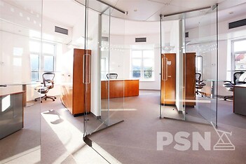 Kancelář s výhledem na Vltavu a Pražský hrad v ikonickém Tančícím domě
