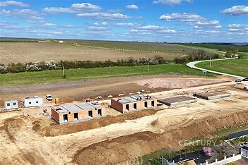 Stavba rodinných domů na okraji města s okolní přírodou, moderní architektura, cihlová konstrukce, rozvojová oblast