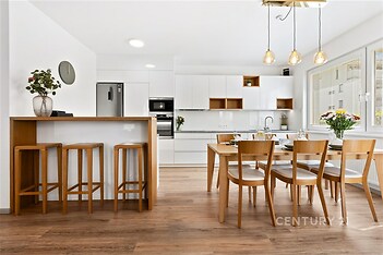 Prostorný obývací pokoj s kuchyňským koutem a výstupem na terasu