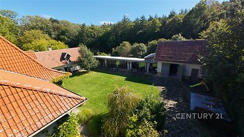 nádvoří se zázemím pro oslavy