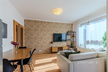 Obývací pokoj z kuchyně