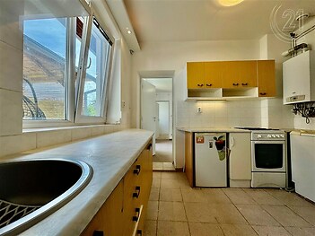 kuchyně s přirozené světlo, sporák, kachličková podlaha, backsplash, a ohřívač vody