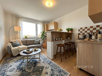 Světlý obývací pokoj s moderní kuchyní, parketová podlaha, velká okna, světlý interiér, moderní styl, útulný prostor pro bydlení.