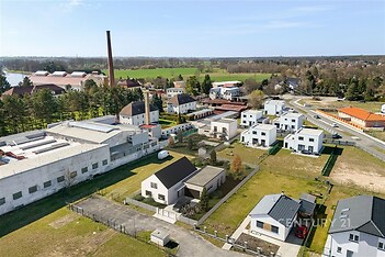 Moderní rezidenční čtvrť s několika novými domy, zelenými zahradami a upravenými cestami, klidné okolí s blízkou přírodou a výbornou infrastrukturou.