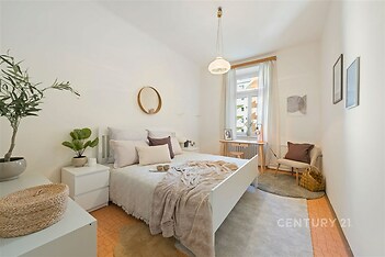 Světlá ložnice s moderním stylem, parketová podlaha, velká okna, čisté bílé stěny a elegantní nábytek vytvářejí útulné prostředí.
