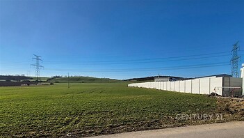 Pozemek s rovnou terénní úpravou