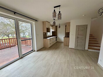 obývací pokoj s kuchyňsým koutem