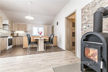 Pokoj 4_obývací pokoj s krbem