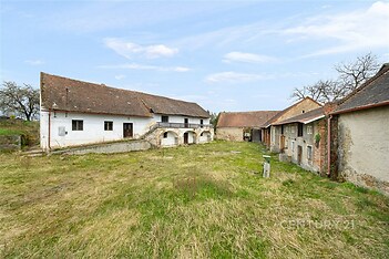 Venkovské stavení s rozlehlým dvorem, původní cihlová konstrukce, nutná rekonstrukce, ideální pro přestavbu na rodinné bydlení.