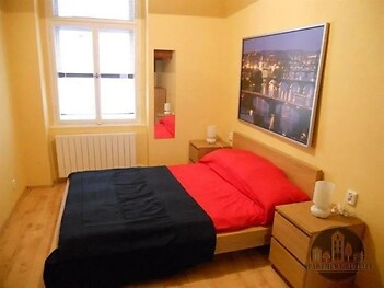 pokoj / ložnice s přirozené světlo, radiátor, a dřevěná podlaha