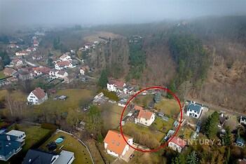 Rodinný dům s velkou zahradou, obklopený přírodou. Klidná lokalita, skvělá dostupnost, ideální pro rodinné bydlení.