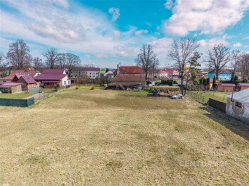 Stavební pozemek v klidné lokalitě, vhodný pro rodinný dům. Rovinatý terén, blízkost infrastruktury, ideální pro investici.