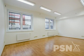 Kancelář s možností parkování