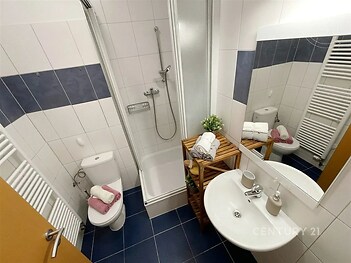 vana s zrcadlo, stěna dlaždic, kachličková podlaha, a dřez