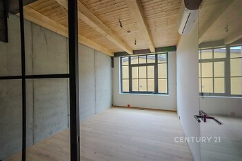 Pracovní prostor s dřevěným stropem, skleněnými příčkami a parketovou podlahou nabízí moderní design a velká okna pro přirozené světlo.