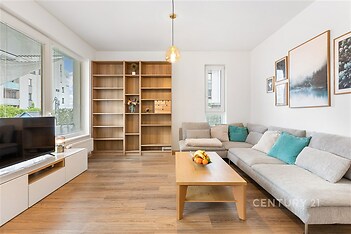 Prostorný obývací pokoj s kuchyňským koutem a výstupem na terasu