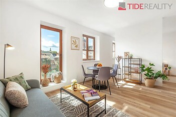 obývák-jídelna s dřevěná podlaha a přirozené světlo