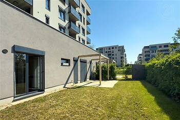 Předzahrádka s terasou a zahradním domkem
