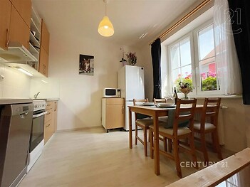 jídelna s přirozené světlo a dřevěná podlaha