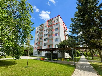 Vícepatrový bytový dům s moderní fasádou, rozsáhlá zeleň, klidná lokalita, ideální pro rodiny, dobrá dostupnost městské infrastruktury.