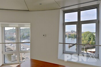 Kancelář s výhledem na Vltavu a Pražský hrad v ikonickém Tančícím domě