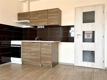 Moderní kuchyň s dřevěnou linkou, vestavěné spotřebiče, parketová podlaha, prostorná dispozice vhodná pro komfortní vaření