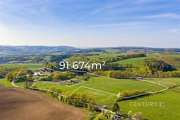 Velký pozemek v malebné krajině, vhodný pro zemědělství nebo výstavbu, s výměrou 91 674 m², obklopený přírodou a zelení