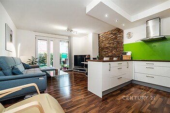 Obývací pokoj s kuchyňským koutem a výhledem na terasu