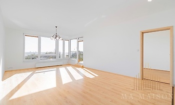 Obývací pokoj s balkonem