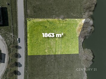 Dostupný stavební pozemek o rozloze 1863 m², ideální pro developerský projekt, situovaný blízko vody, s příjezdem po asfaltové cestě.