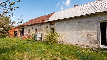 Kamenný venkovský dům s plechovou střechou, přilehlou zahradou a možností rekonstrukce, vhodný pro milovníky venkova.