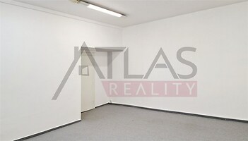 Prázdný pokoj s bílými stěnami, moderní stropní osvětlení, šedá kobercová podlaha, vhodný pro rekonstrukci nebo jako obchodní prostor