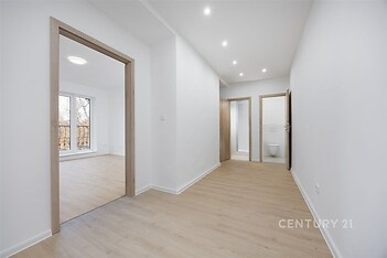 Centrální chodba s přípravou ne vestavěnou skříň