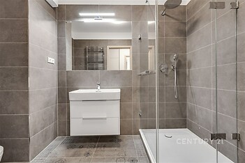 Koupelna se sprchovým koutem a závěsným wc.