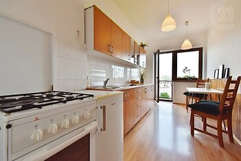 kuchyně s dřevěná podlaha, sporák, deformace, přirozené světlo, a backsplash