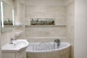 A2C1292D-AAFC-4553-9482-048E5AB90EB6