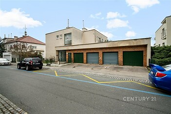 Rodinný dům s moderní fasádou a trojgaráží v klidné lokalitě, kvalitní zdivo, rovná střecha, ideální pro rodinu hledající komfortní bydlení