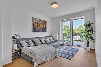 obývací pokoj v bytě 3+kk s přímým vstupem na zahradu, Uhříněves