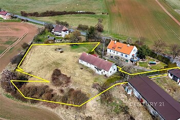Rozlehlý pozemek s venkovskou zástavbou, zahrnující zahradu a několik budov. Nabízí klidné prostředí a možnost rekonstrukce starších staveb.