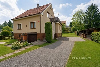 Dům se zahradou, moderní omítka, prostorná příjezdová cesta, udržovaný trávník, klidná lokalita.