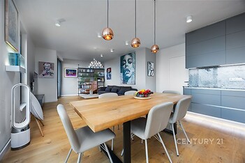 Jídelní stůl dolaďuje dřevěné podlahy